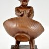 Antiek bronzen sculptuur jongen met mand