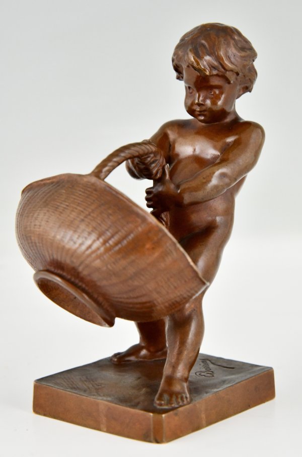 Antike Bronzeskulptur Junge mit Korb