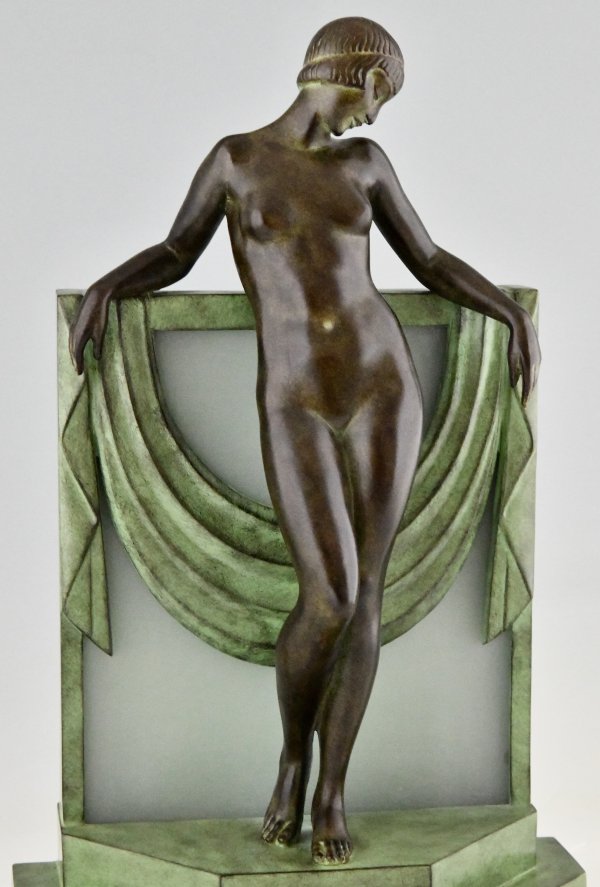 Lampe sculpture de style Art Déco nu au foulard SÉRÉNITE