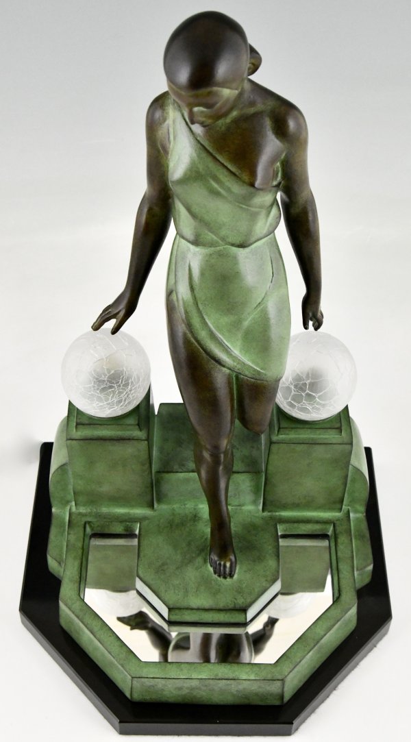 Lampe style Art Déco NAUSICAA femme à la fontaine