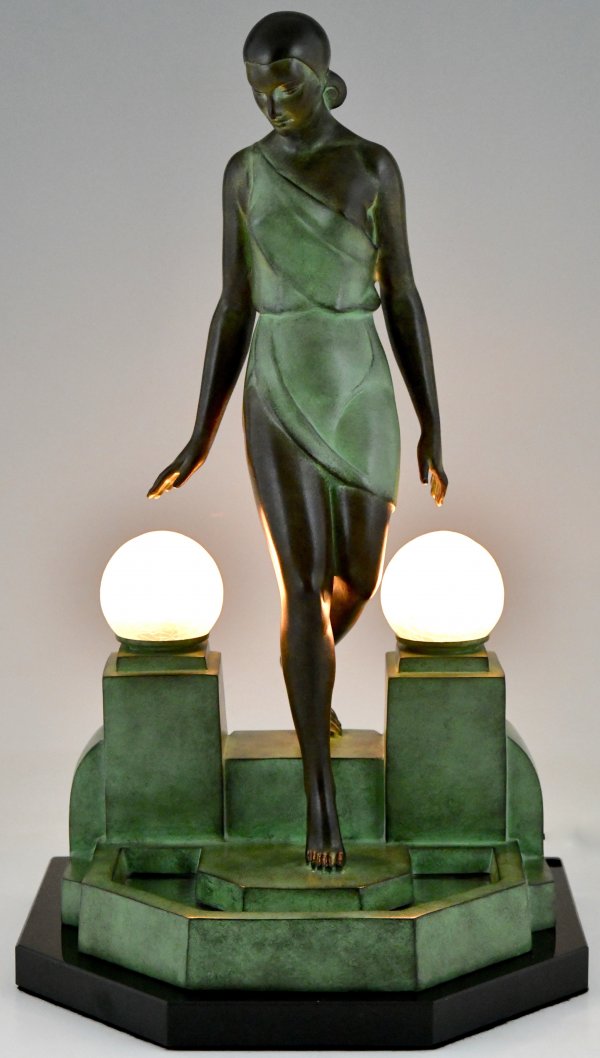 Lampe style Art Déco NAUSICAA femme à la fontaine