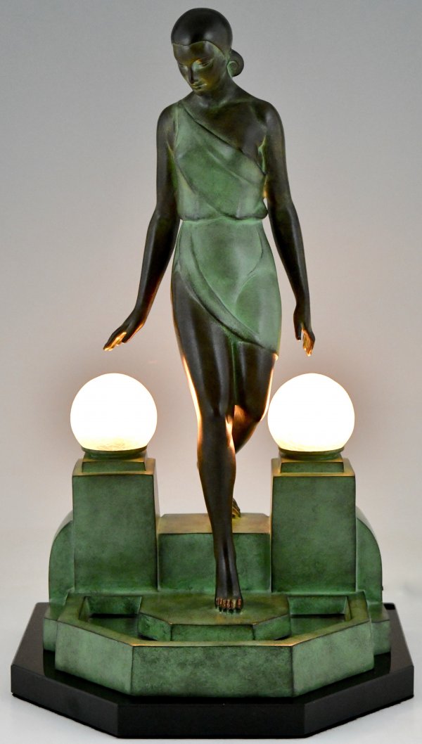 Art Deco stijl lamp NAUSICAA dame bij een fontein