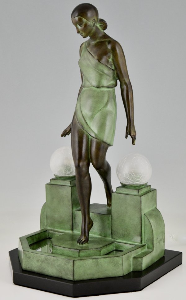 Art Deco style lamp NAUSICAA lady at a fountain