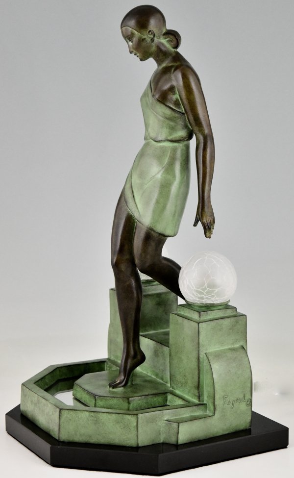 Art Deco style lamp NAUSICAA lady at a fountain