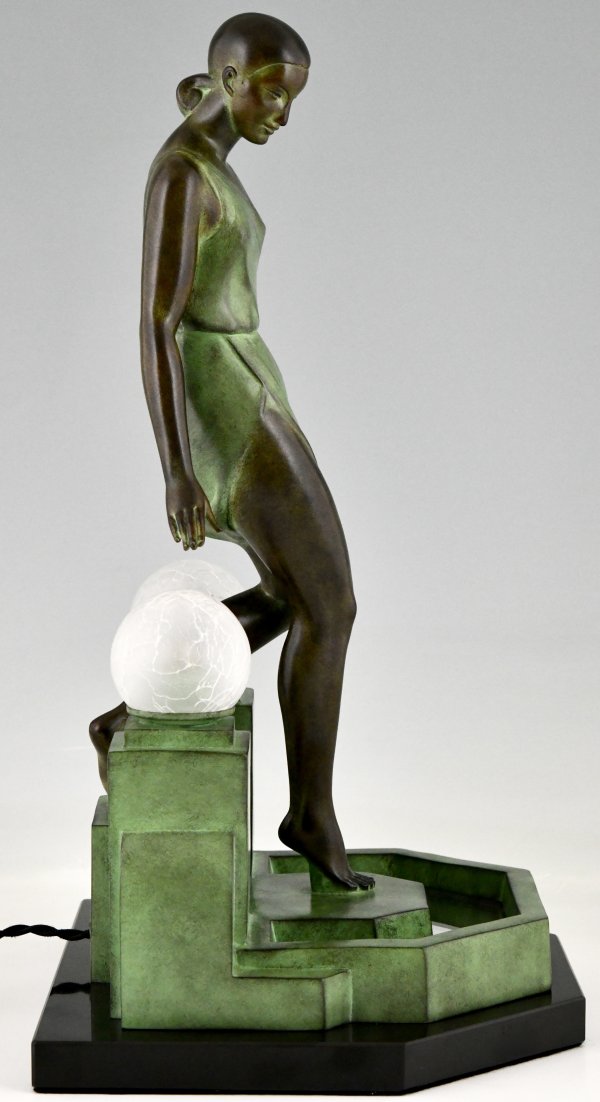 Art Deco style lamp NAUSICAA lady at a fountain