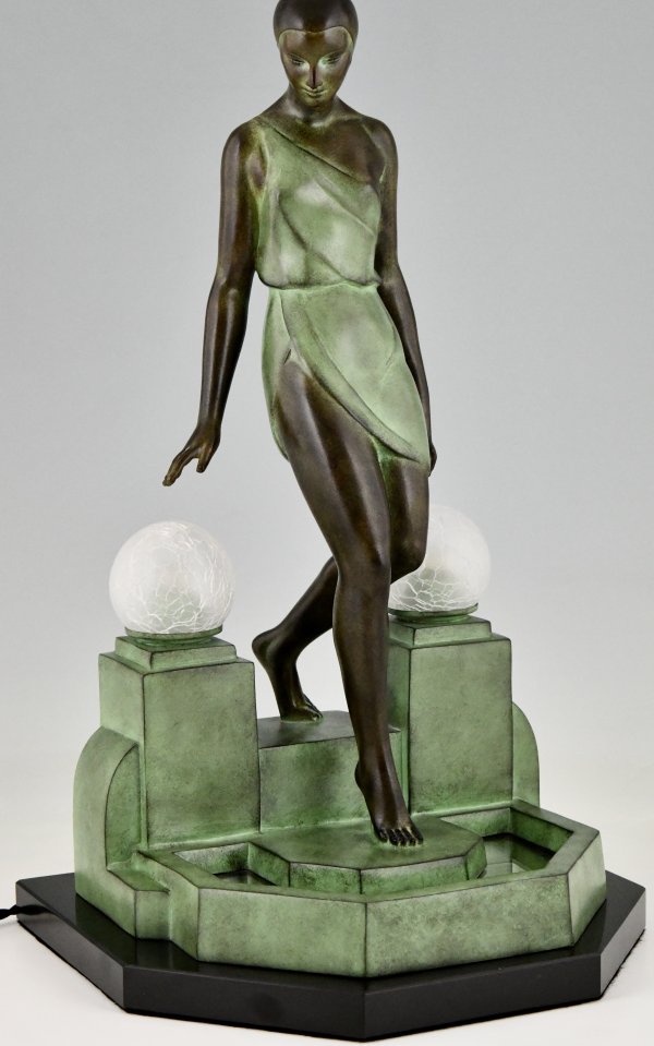 Art Deco style lamp NAUSICAA lady at a fountain