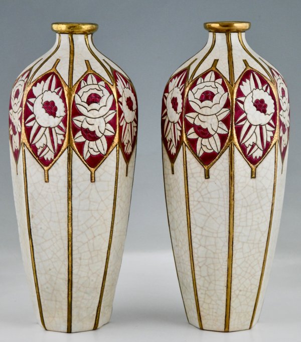 Paar Art Deco Keramikvasen mit stilisierten Pfingstrosen und Rosen