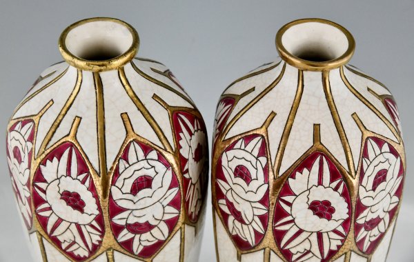 Paar Art Deco Keramikvasen mit stilisierten Pfingstrosen und Rosen