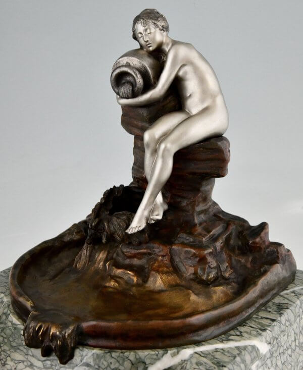 Art Nouveau Fontaine d’intérieur en bronze au nu assis tenant un vase