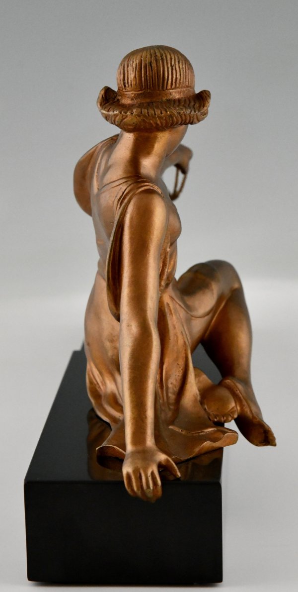 Sculpture en bronze Art Déco femme au chien lévrier