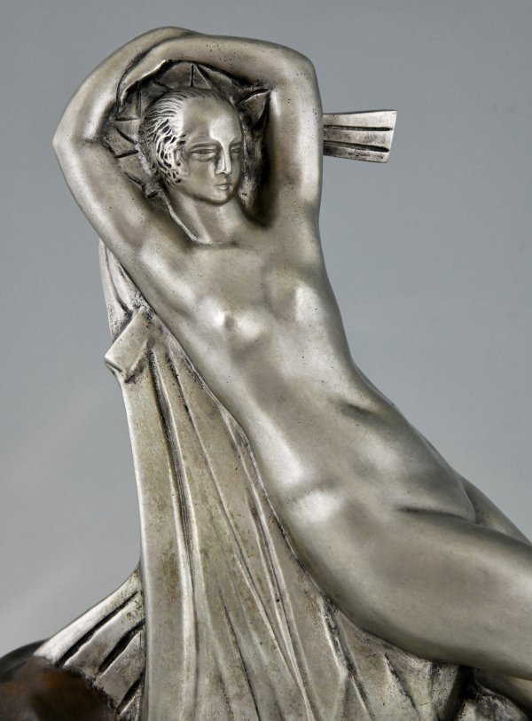 Sculpture en bronze Art Deco danseuse nue et homme agenouillé