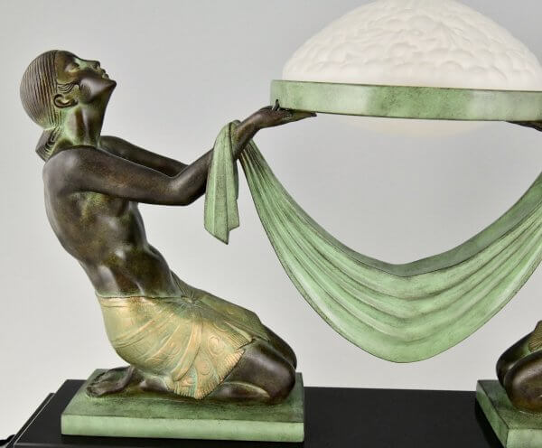 Lampe Art Deco Stil mit knienden Akten die einen Glasschirm halten OFFRANDE