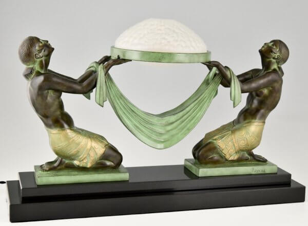 Lampe Art Deco Stil mit knienden Akten die einen Glasschirm halten OFFRANDE