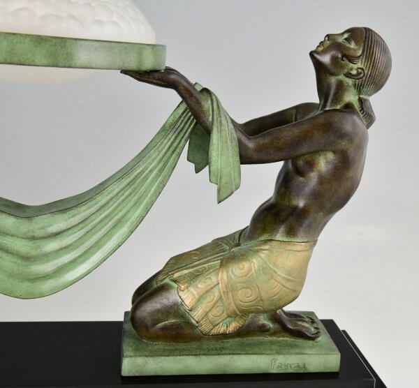 Lampe Art Deco Stil mit knienden Akten OFFRANDE