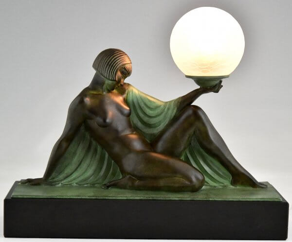 Lampe de style Art Déco REVERIE femme nue au drapé