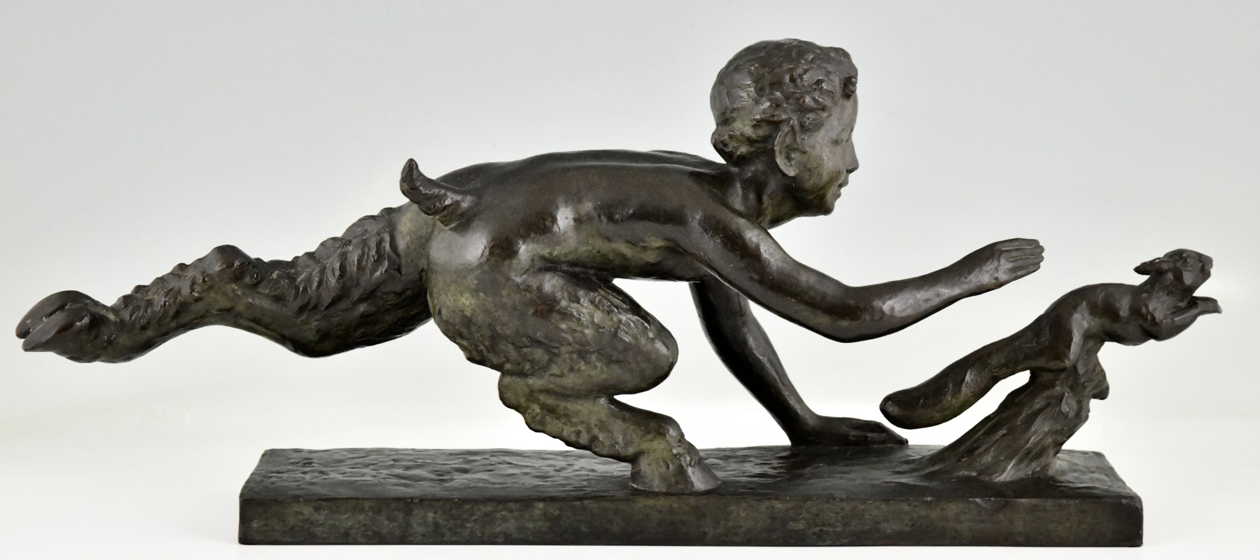 Art Déco Bronzeskulptur Faun und Eichhörnchen