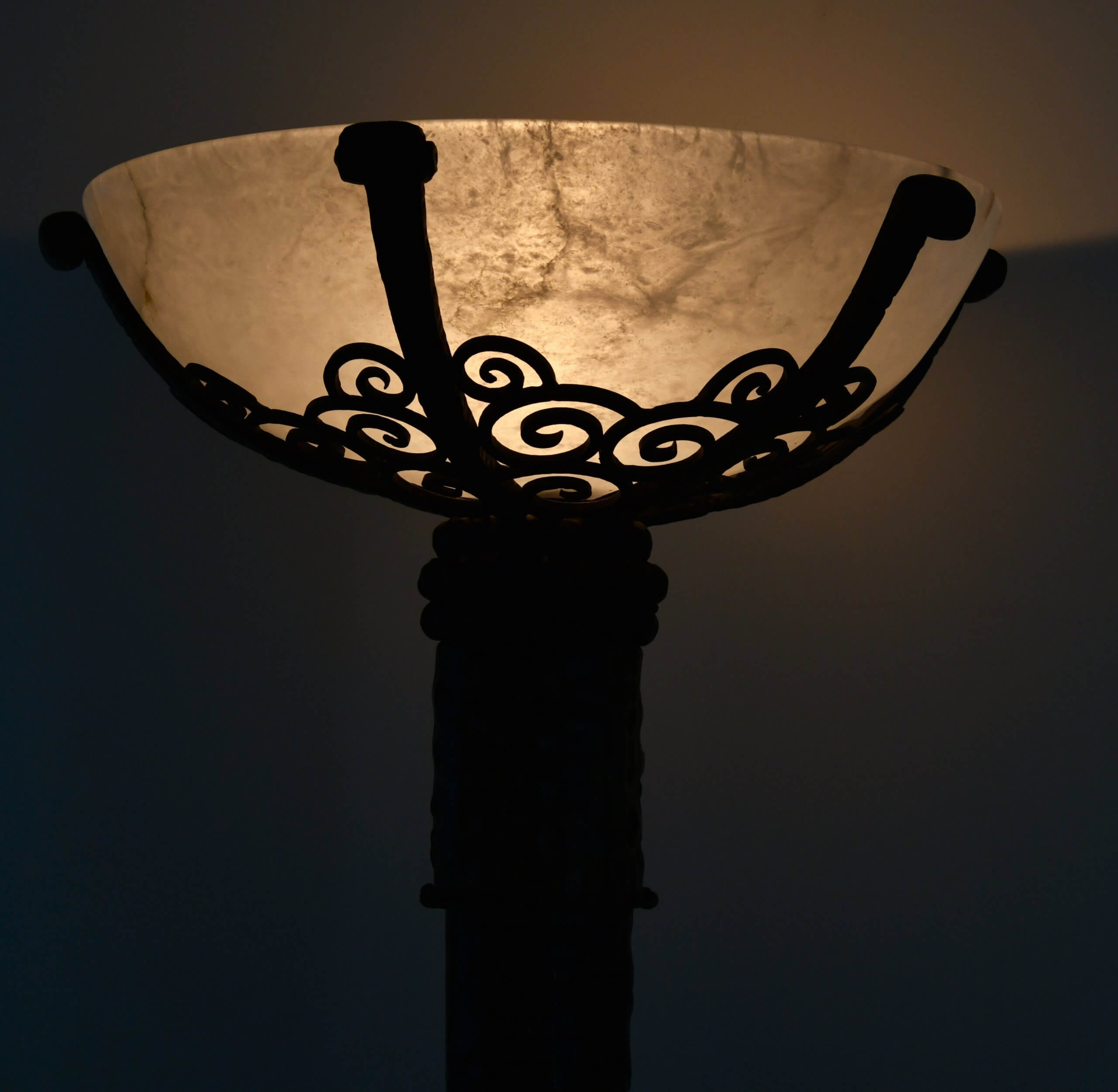 Französische Art Deco Stehlampe aus Schmiedeeisen und Alabaster.