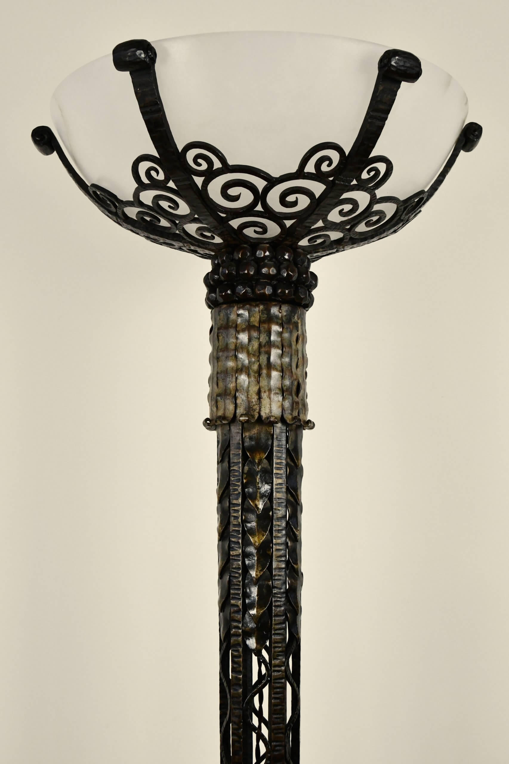 Französische Art Deco Stehlampe aus Schmiedeeisen und Alabaster.