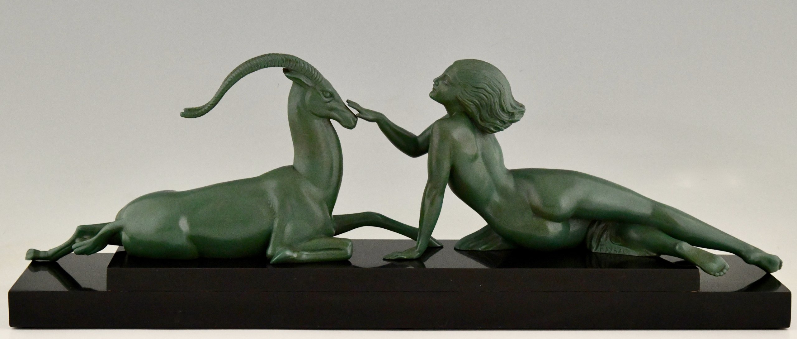 Art Deco sculptuur naakte vrouw met gazelle Seduction