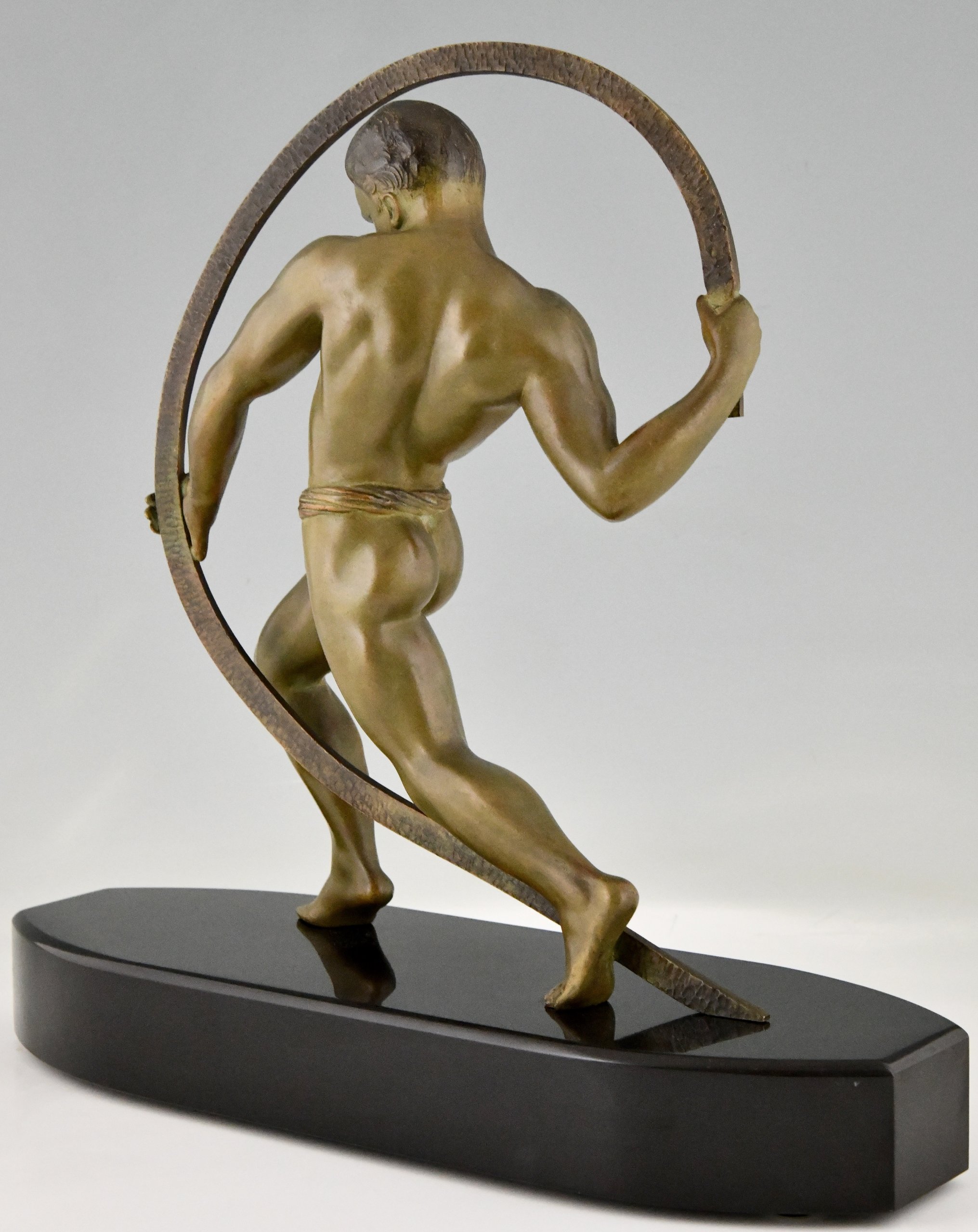 Art Deco sculptuur van een atleet