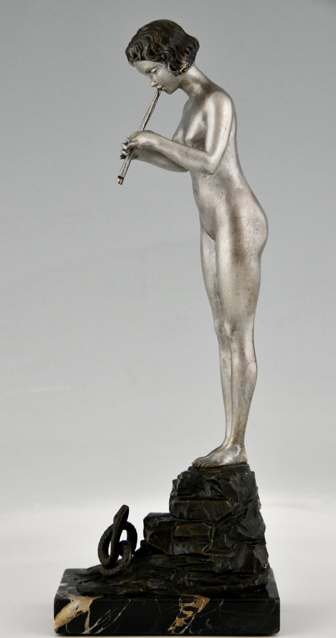 Art Nouveau bronzen beeld naakte fluitspeelster met slang.