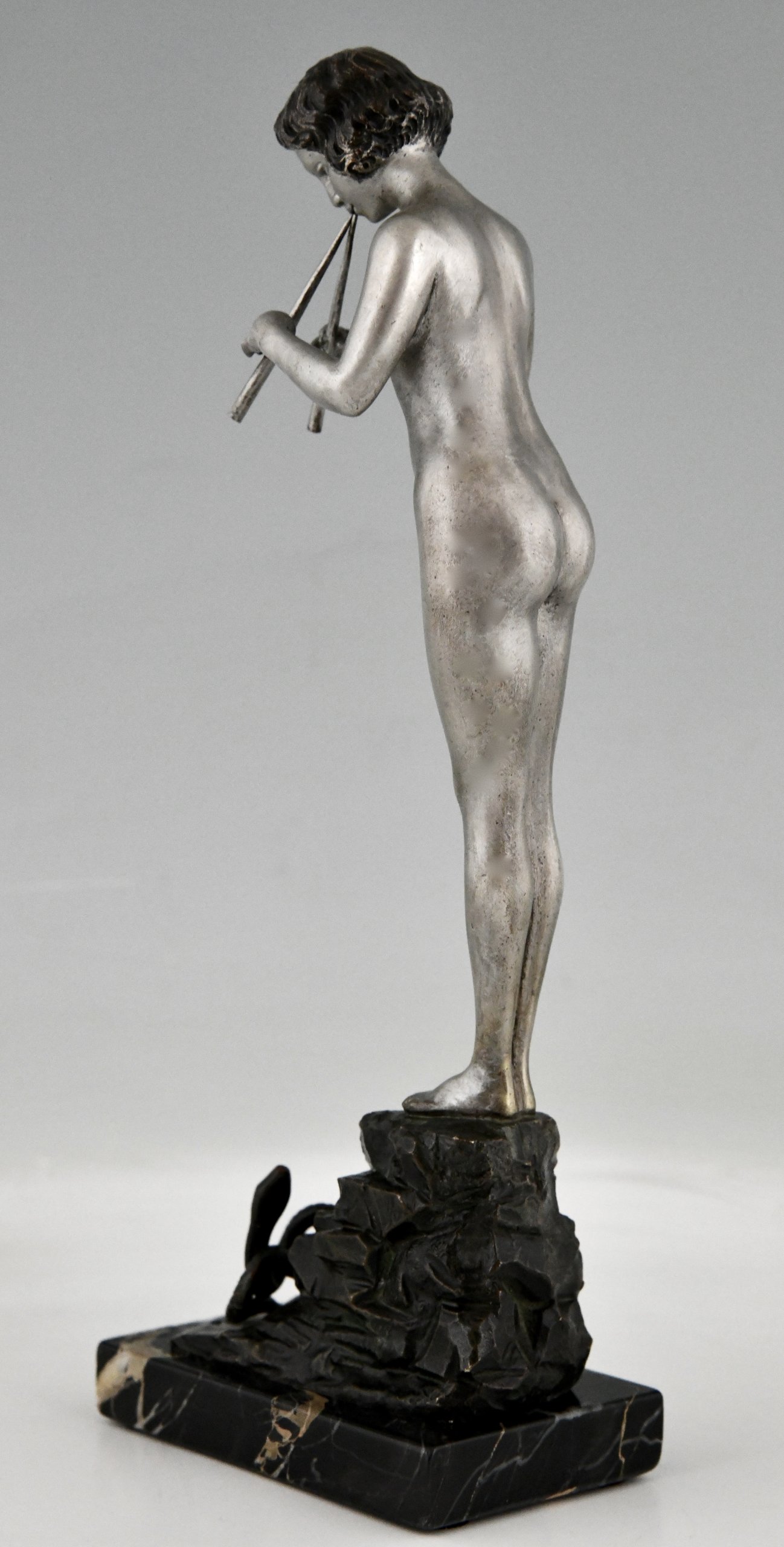 Art Nouveau bronzen beeld naakte fluitspeelster met slang.
