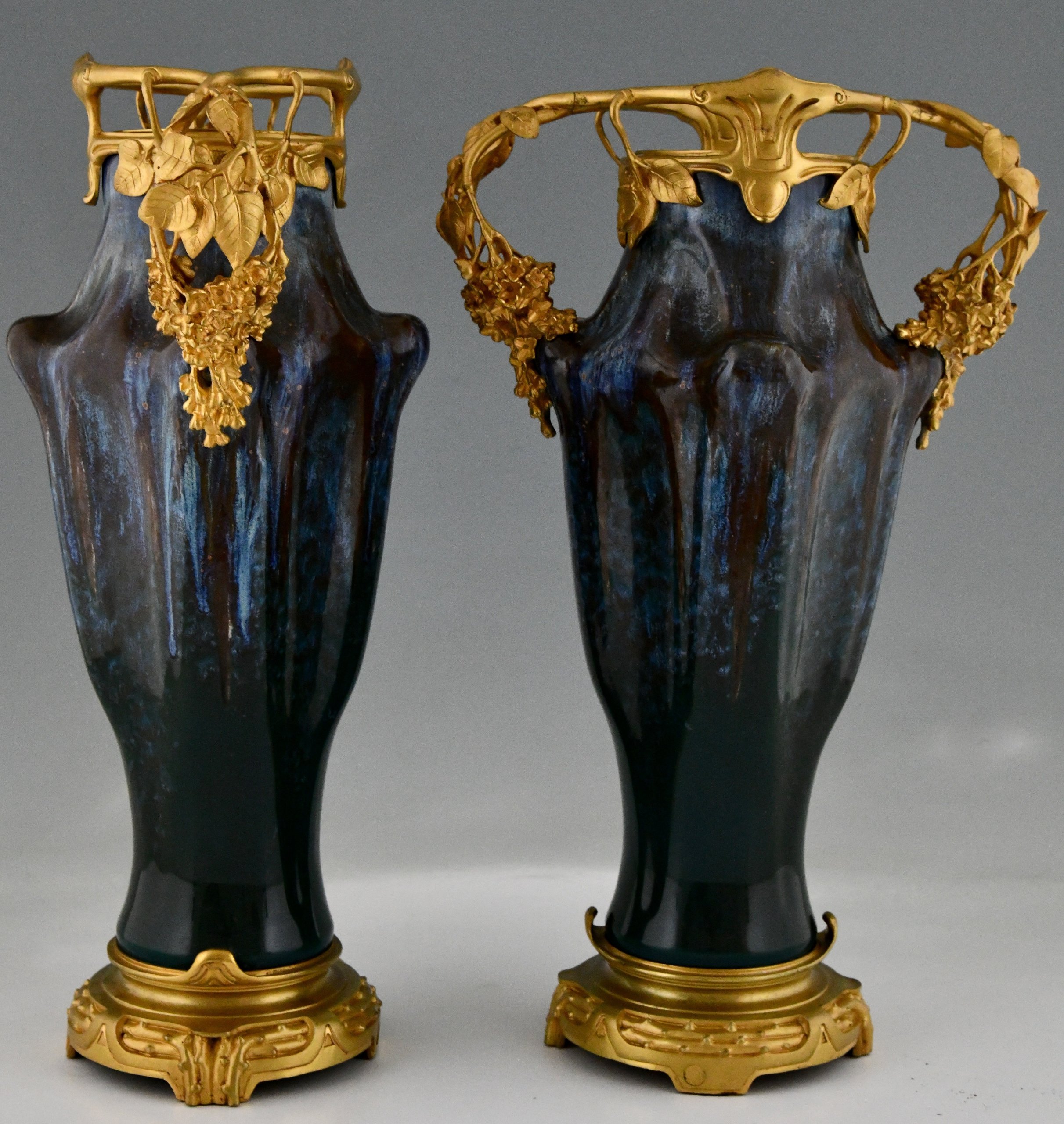 Paar Jugendstil Vasen aus Keramik und Bronze