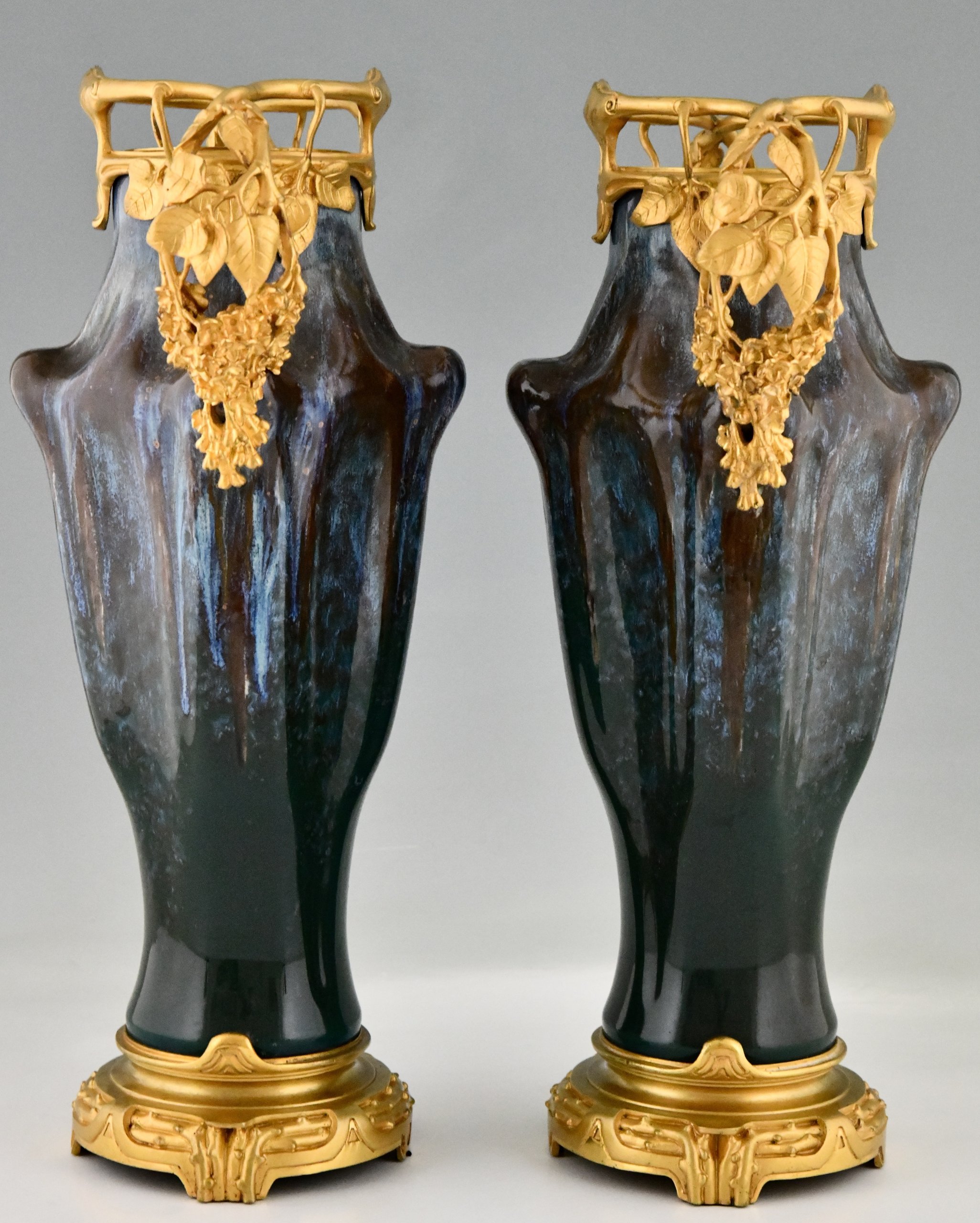 Paar Art Nouveau vazen ​​in keramiek en brons