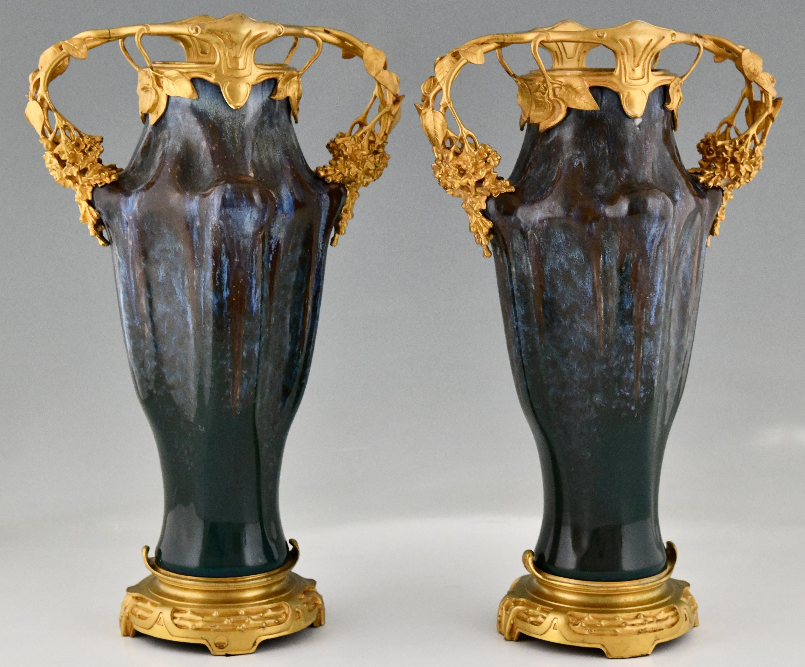 Paar Jugendstil Vasen aus Keramik und Bronze