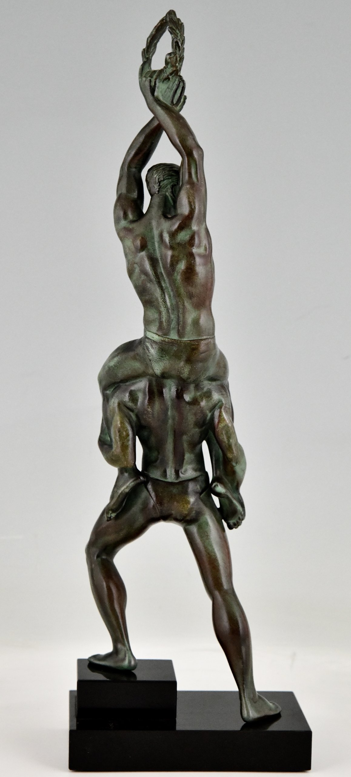 Sculpture Art Déco de 2 athlètes à la couronne de laurier