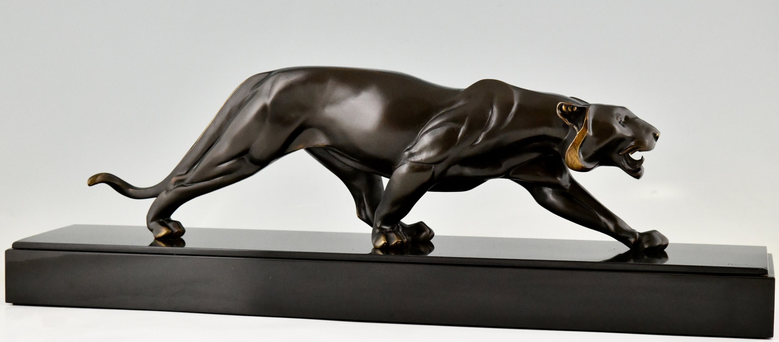 Art Deco Bronzeskulptur eines Panthers
