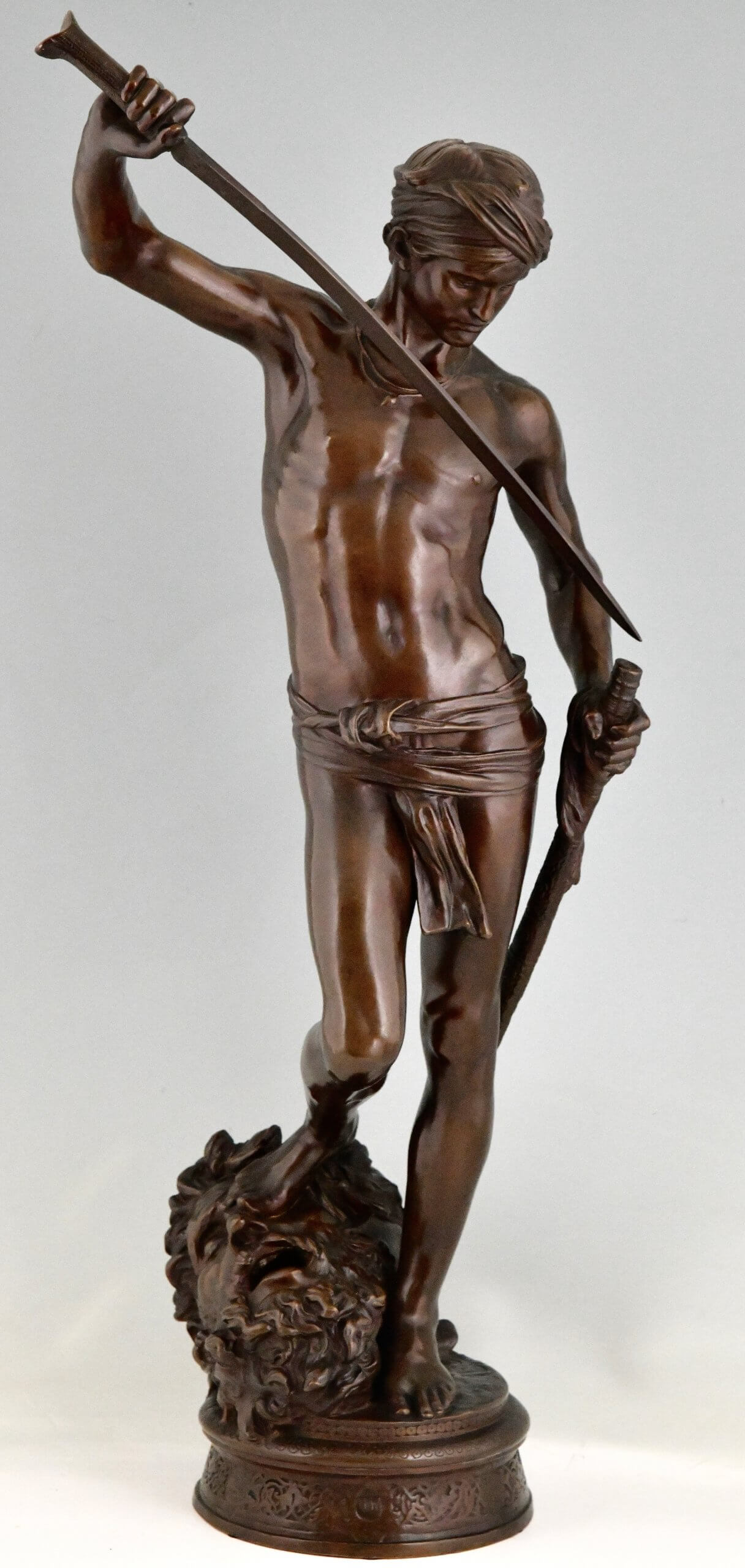 Antiek bronzen beeld David na de strijd