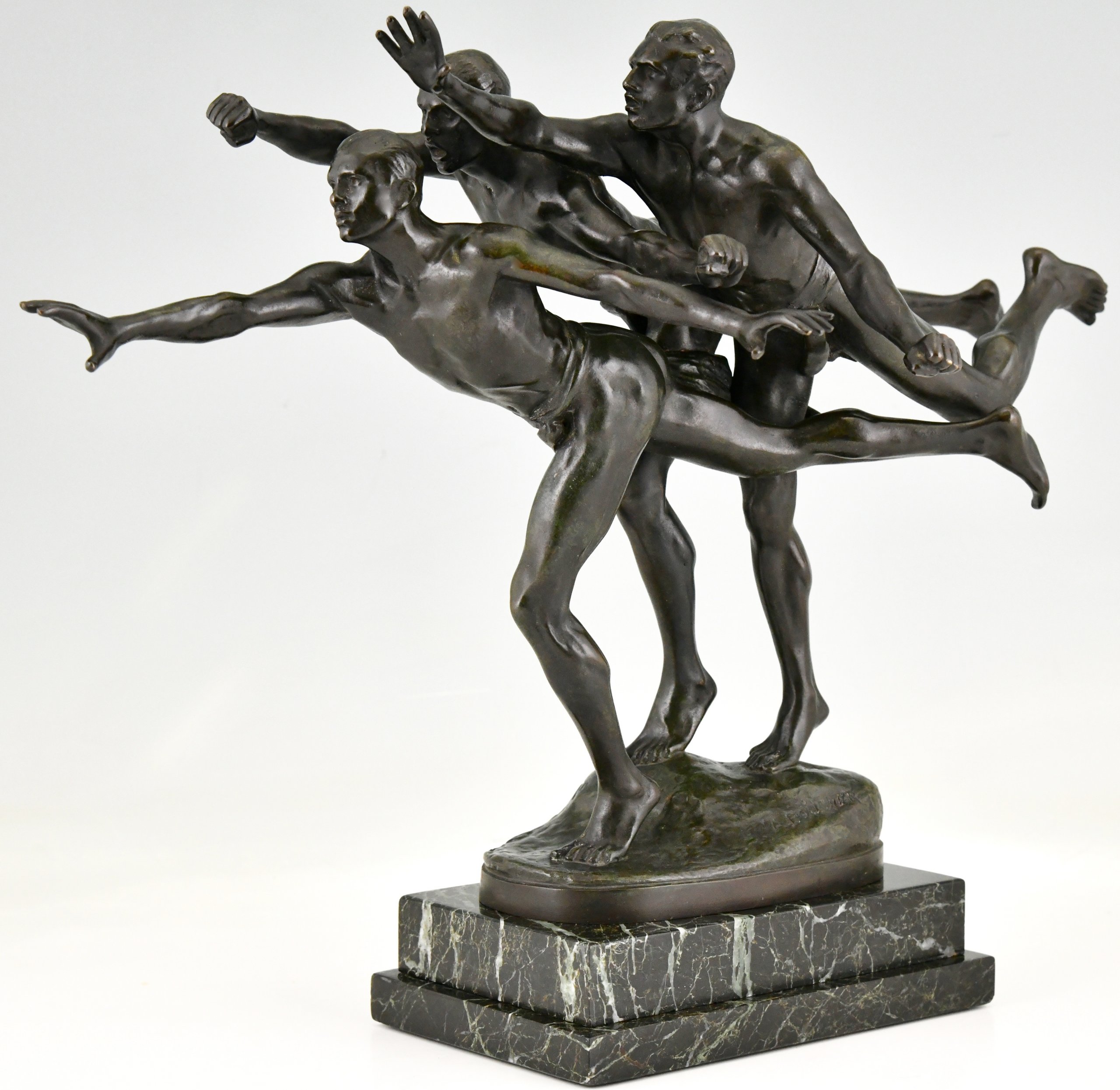 Au But, sculpture en bronze de 3 coureurs nus