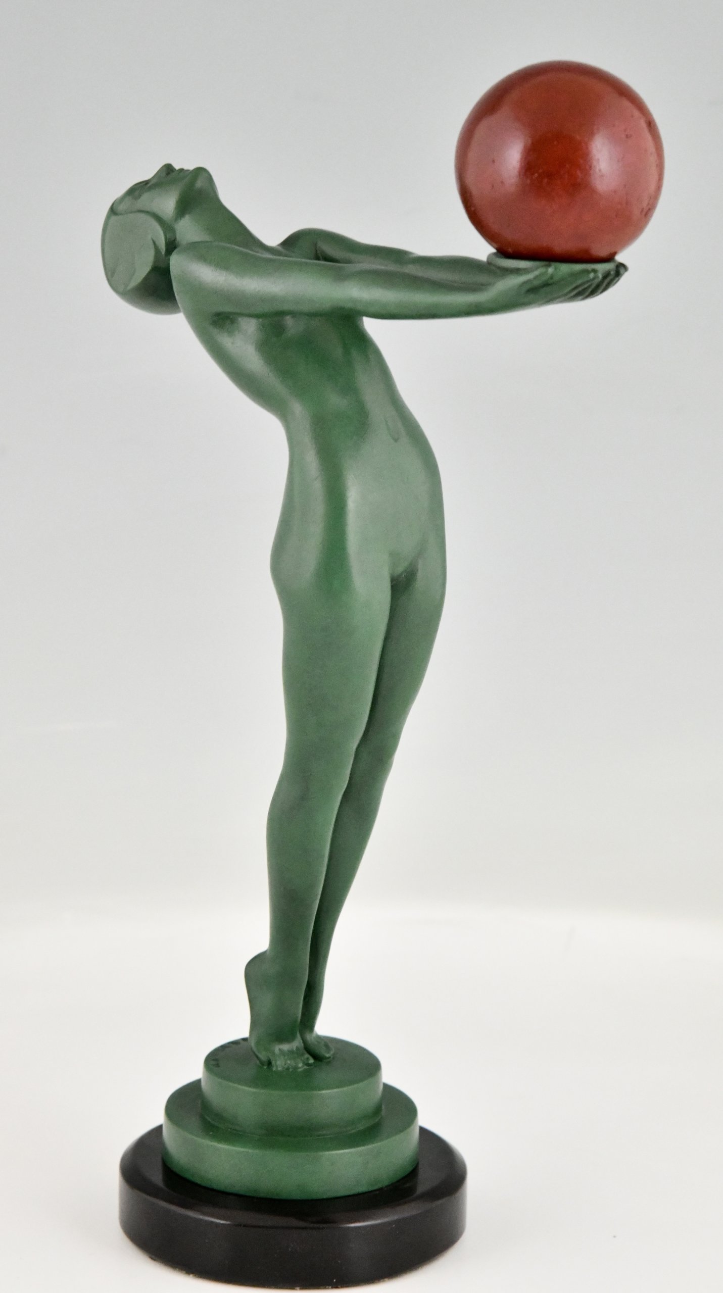 Sculpture Art Déco femme nue au ballon