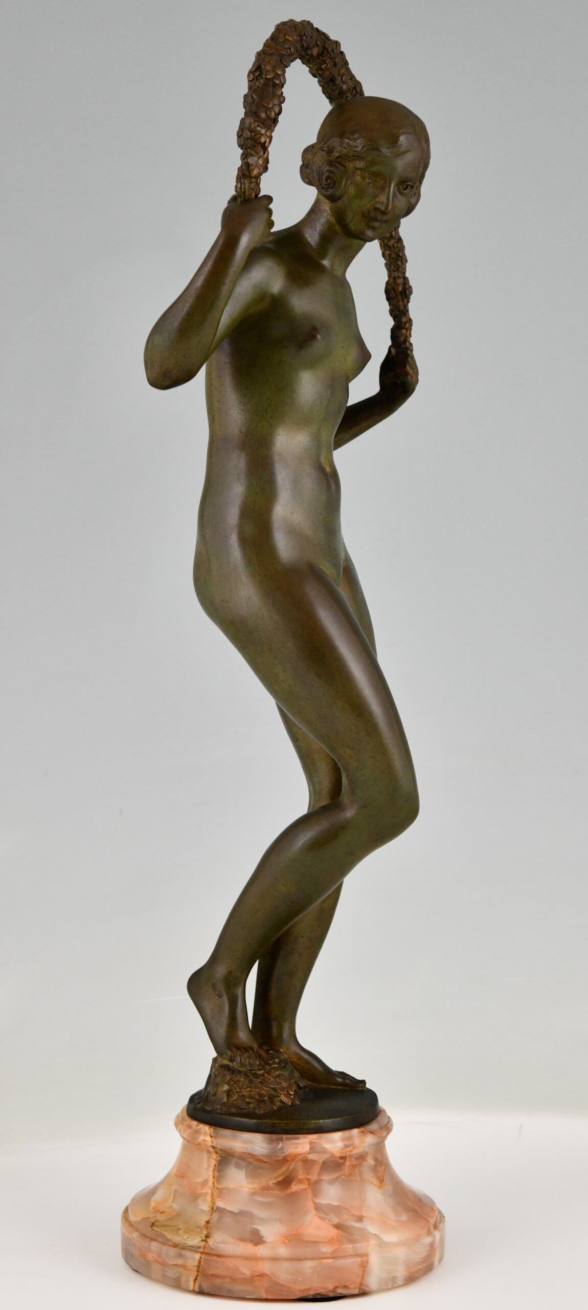 Art Deco Bronzeskulptur Akt mit Girlande