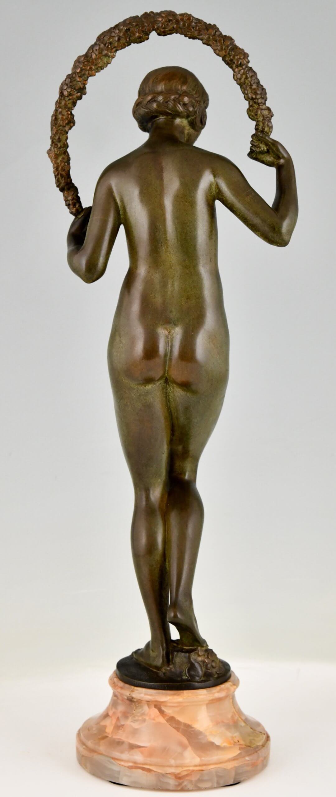 Sculpture en bronze Art Déco nu avec guirlande