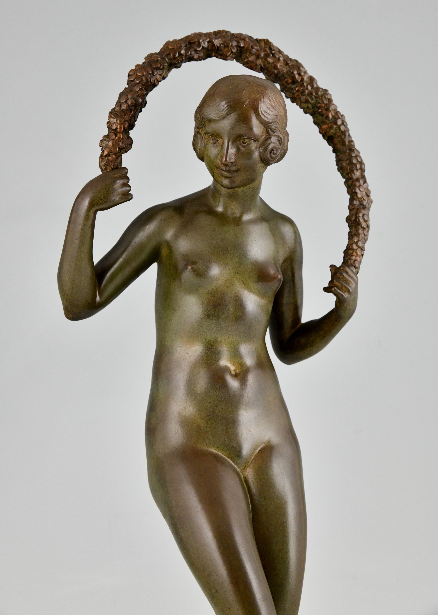 Art Deco Bronzeskulptur Akt mit Girlande
