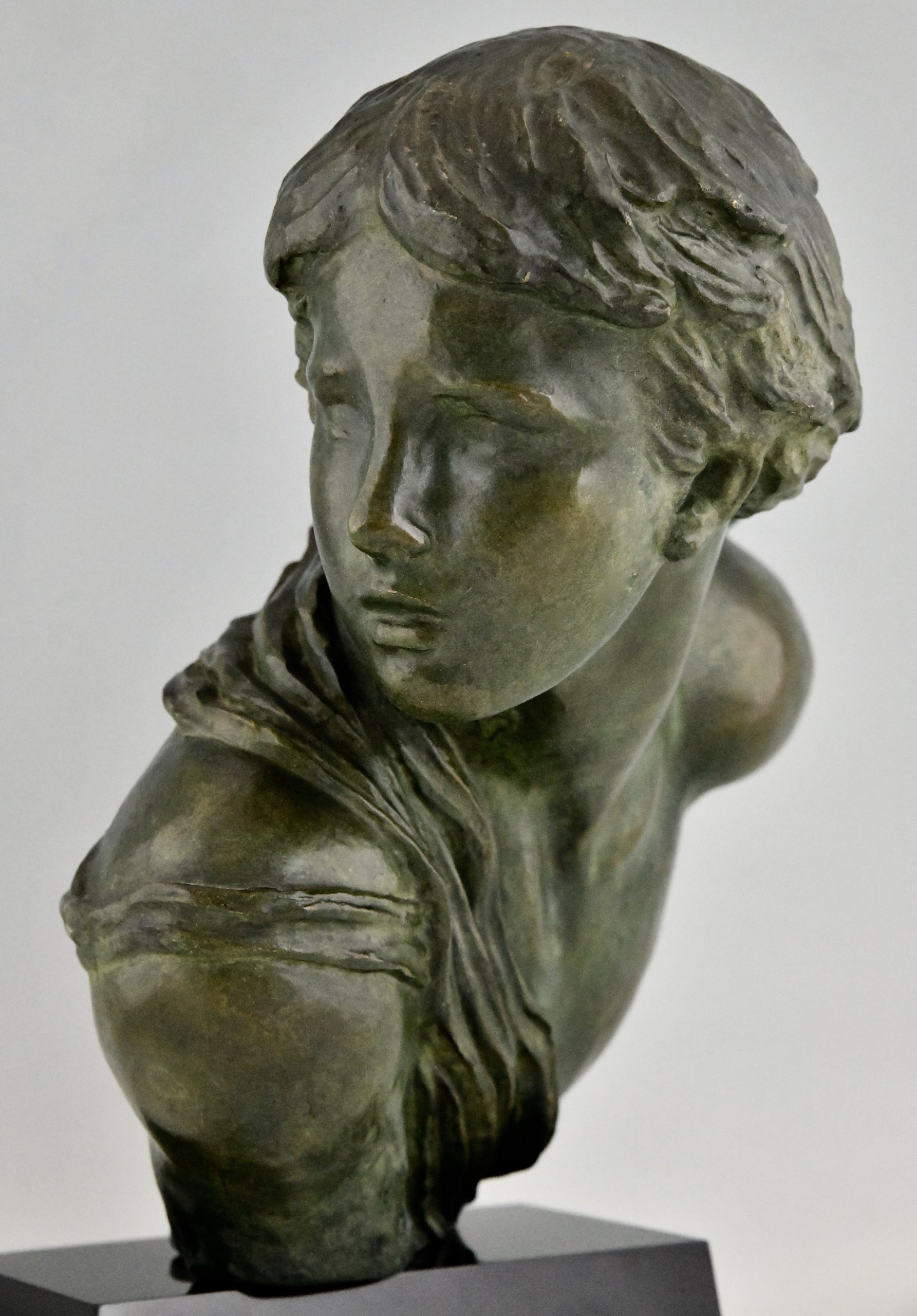 Art Déco Bronzeskulptur Büste eines Jungen
