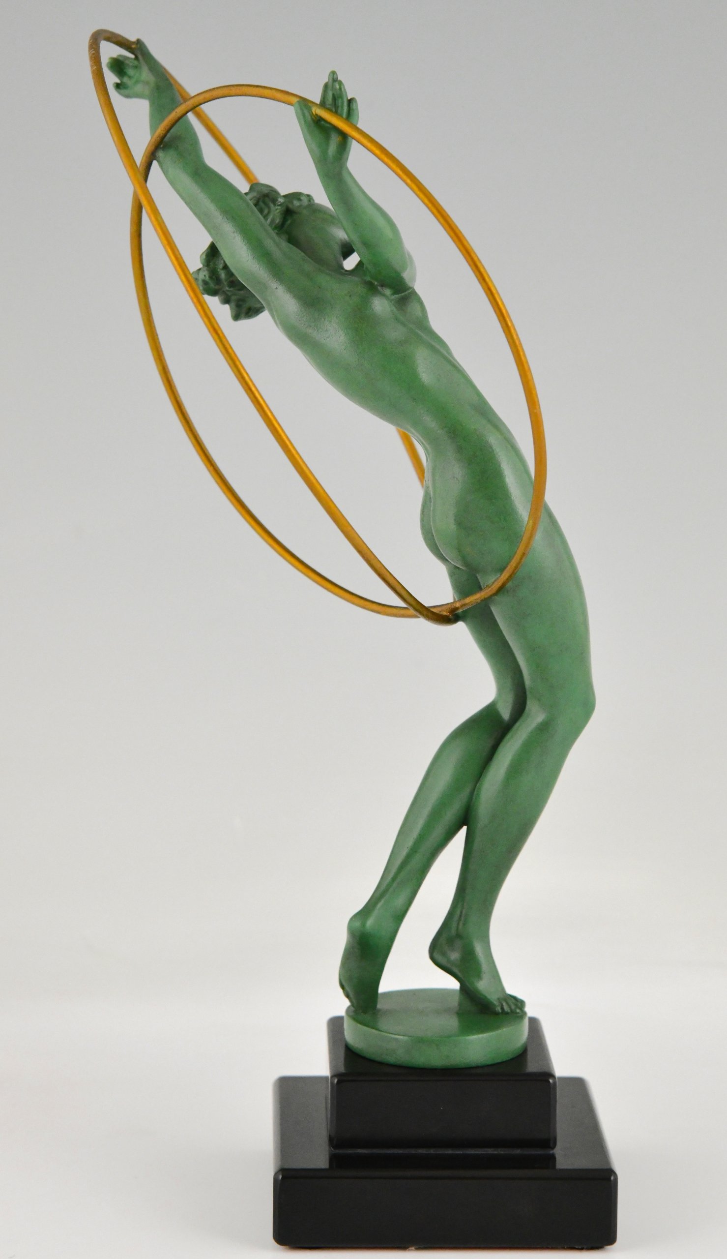 Sculpture Art Déco danseuse nue au cerceau