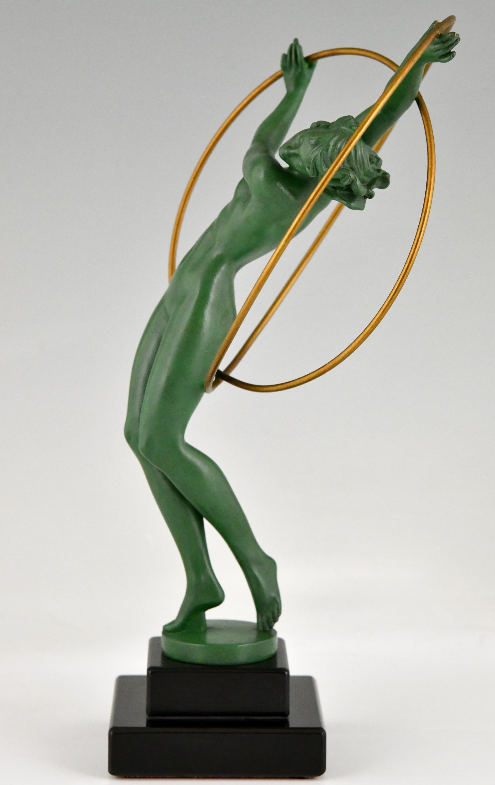 Sculpture Art Déco danseuse nue au cerceau