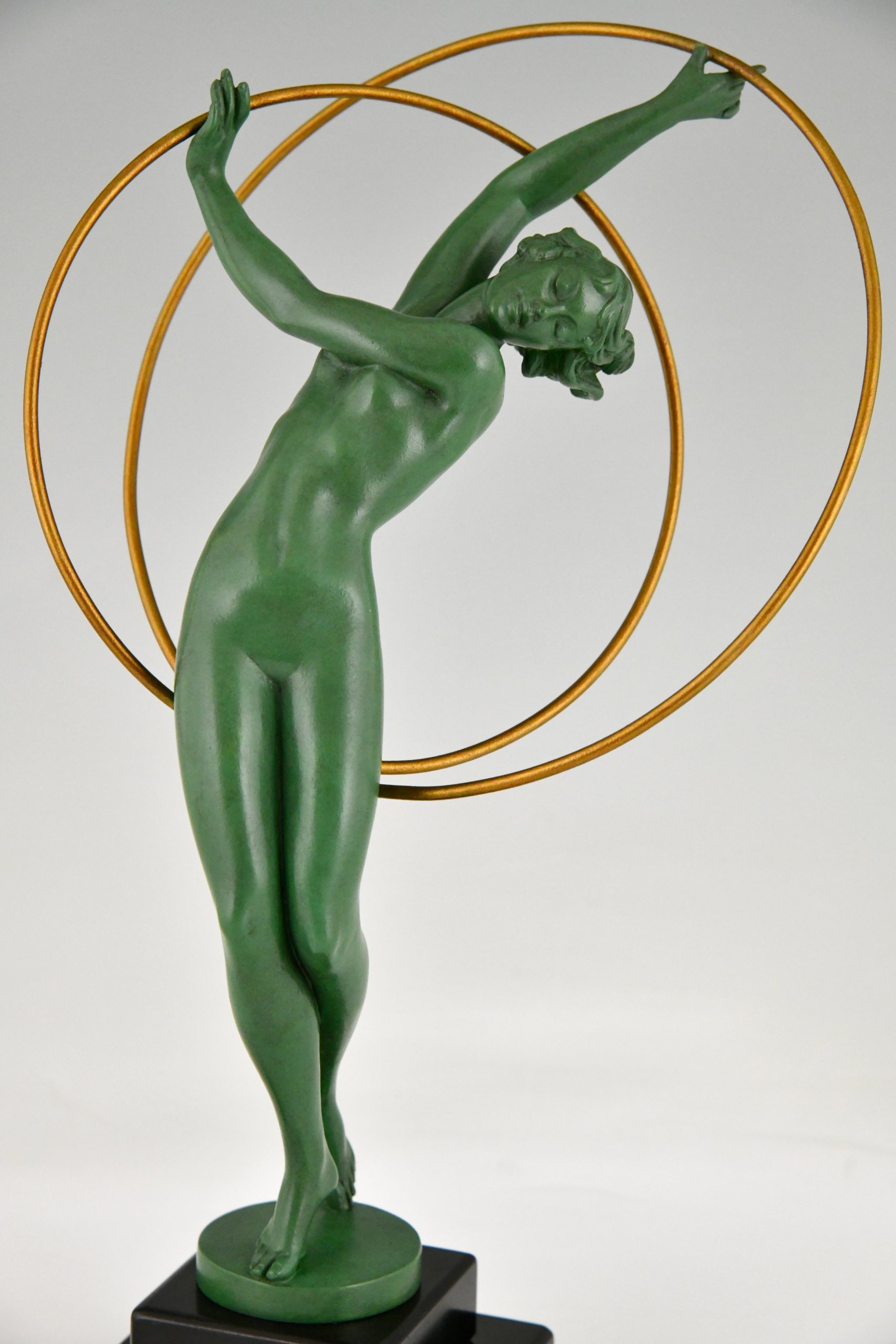 Art Deco dansend naakt met hoepels