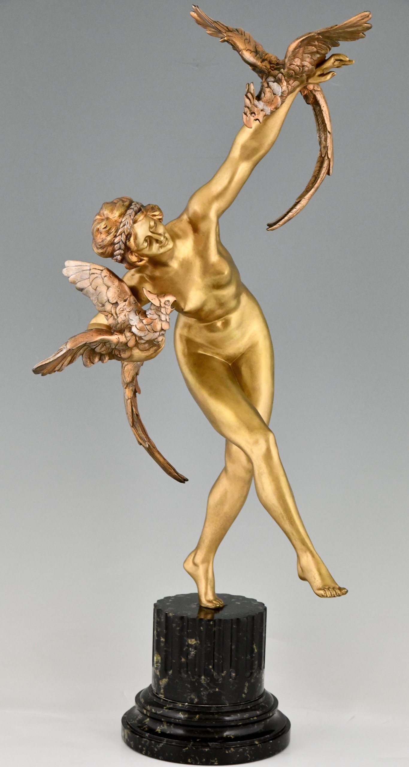 Sculpture en bronze Art Déco nu aux perroquets 76 cm.