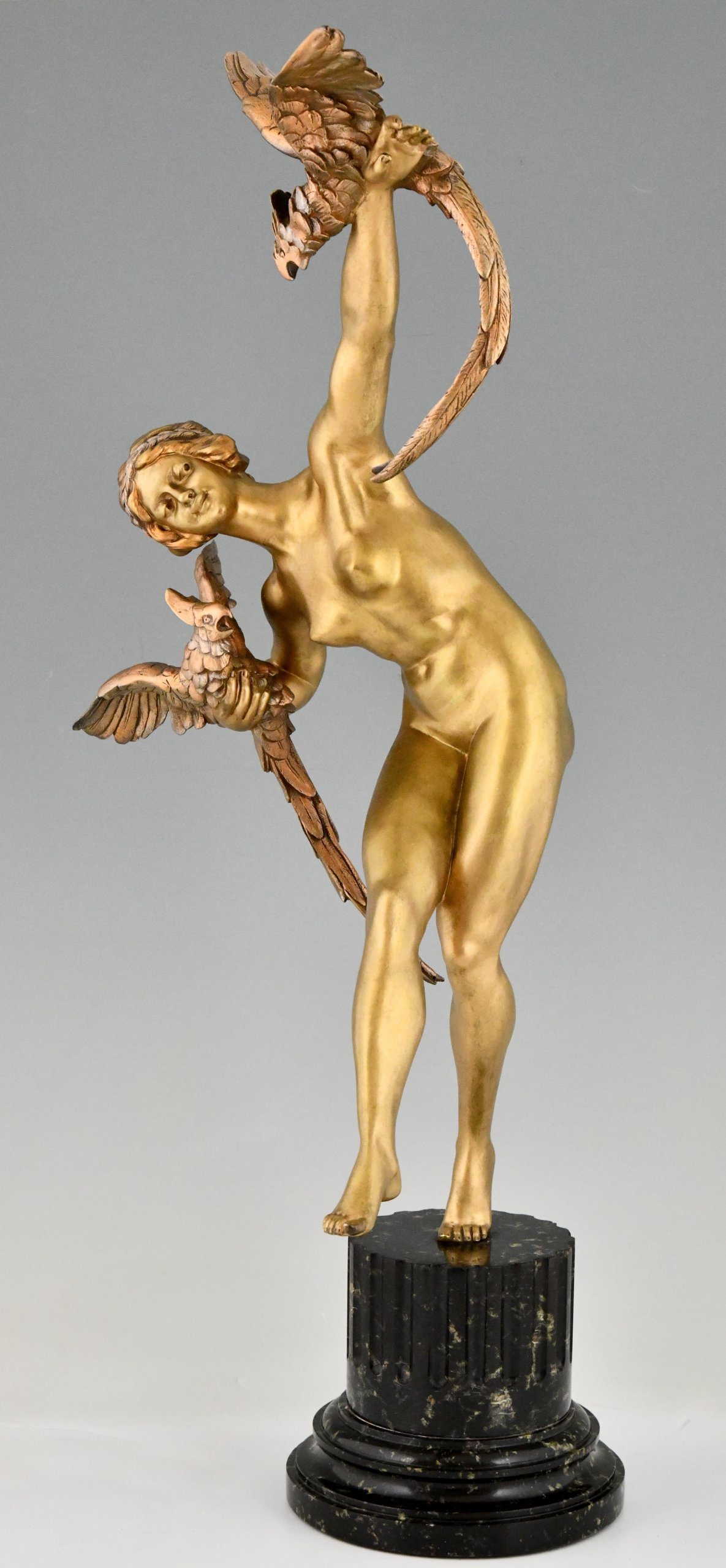 Art Deco Bronzeskulptur Akt mit Papageien 76 cm.