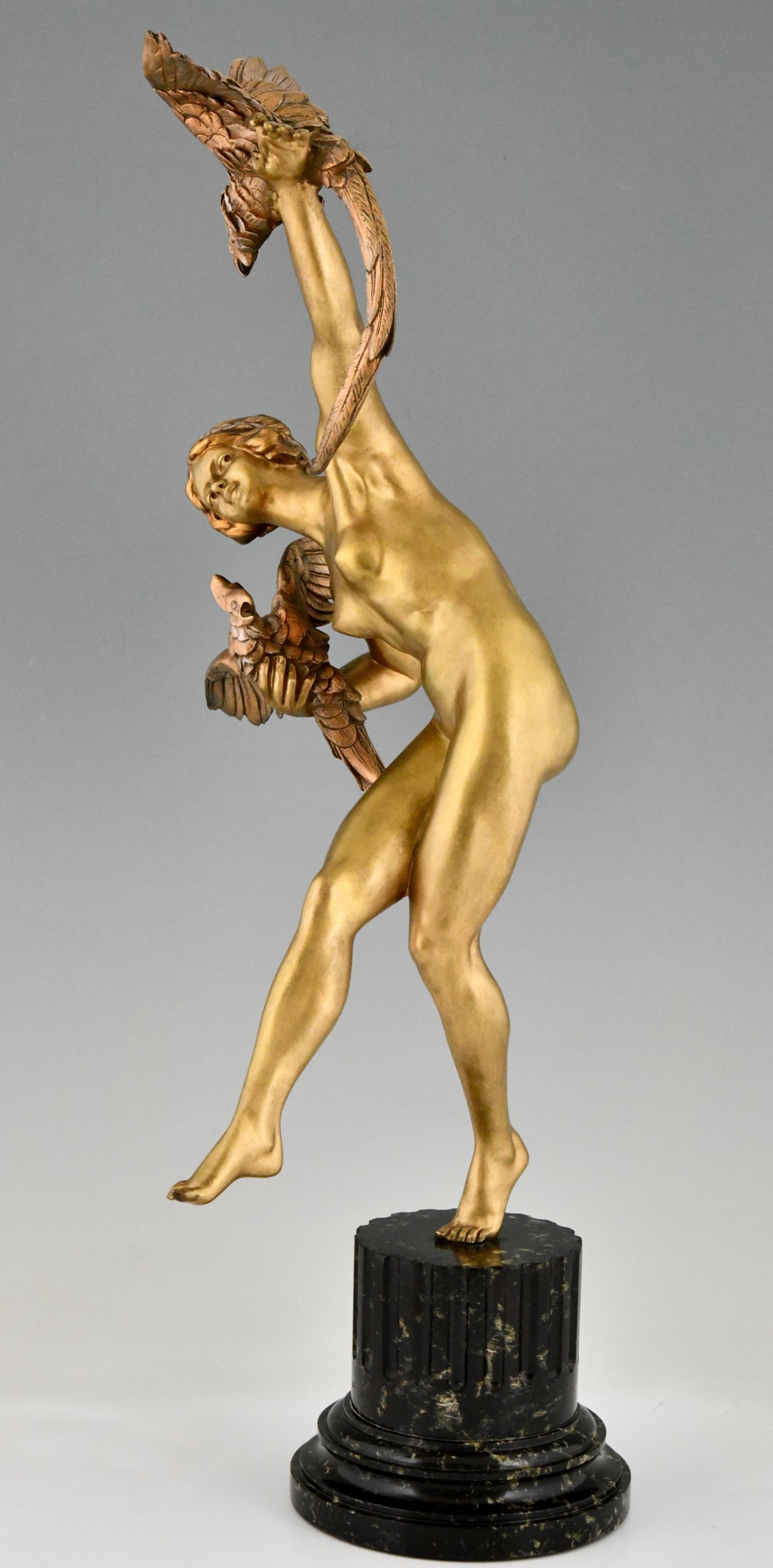 Art Deco bronzen sculptuur naakt met papegaaien 76 cm.
