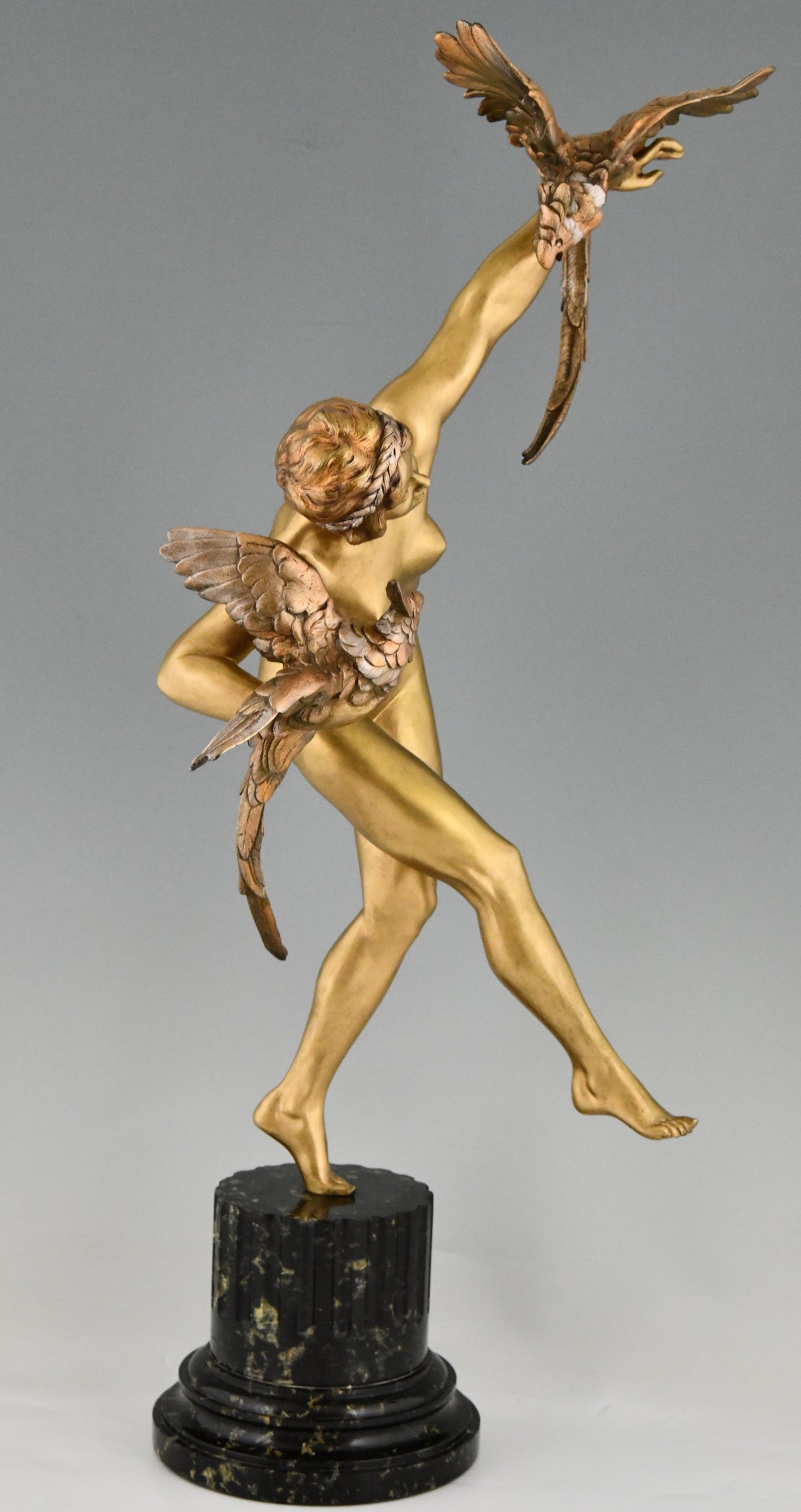 Art Deco bronzen sculptuur naakt met papegaaien 76 cm.