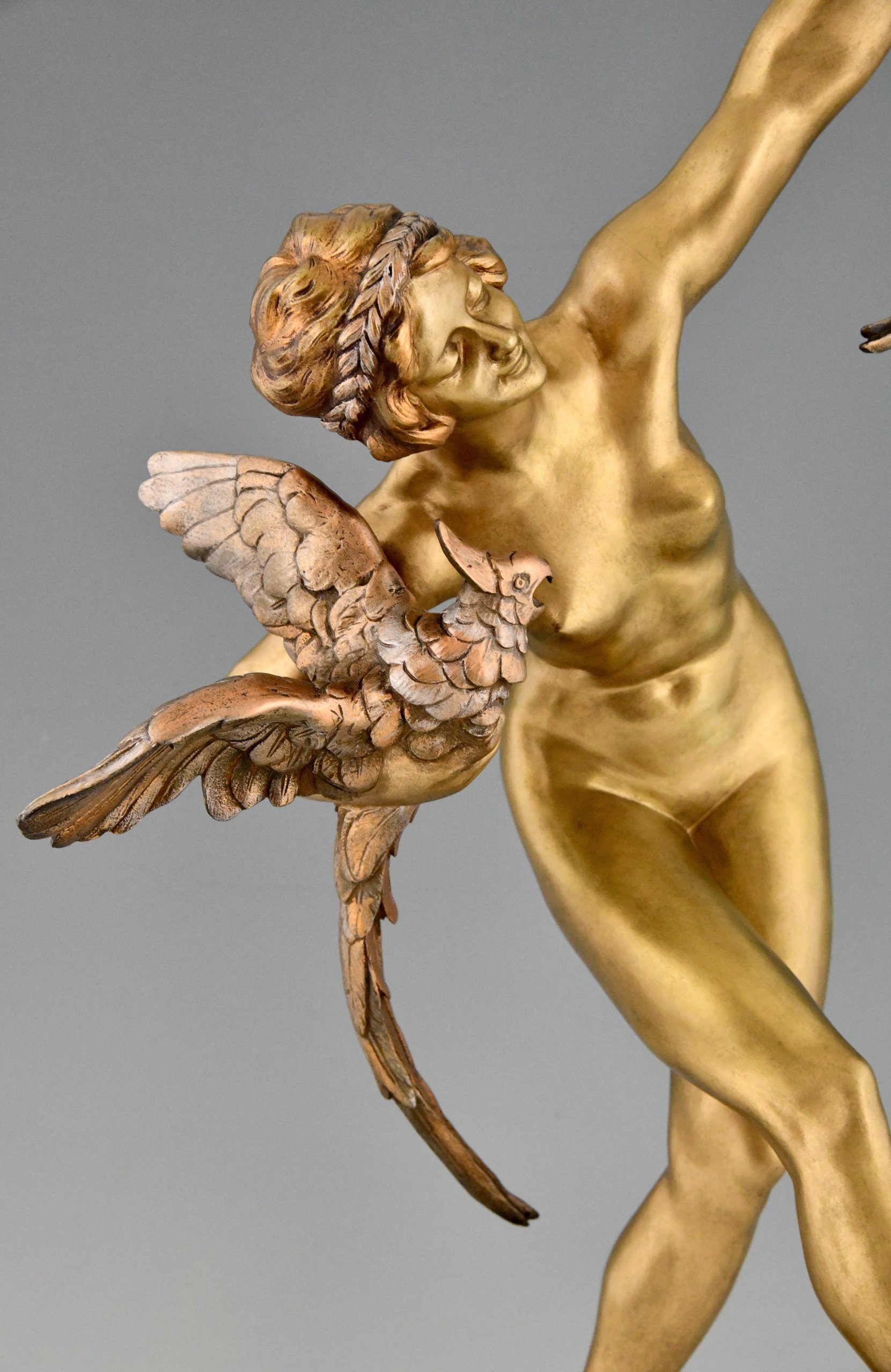 Art Deco Bronzeskulptur Akt mit Papageien 76 cm.
