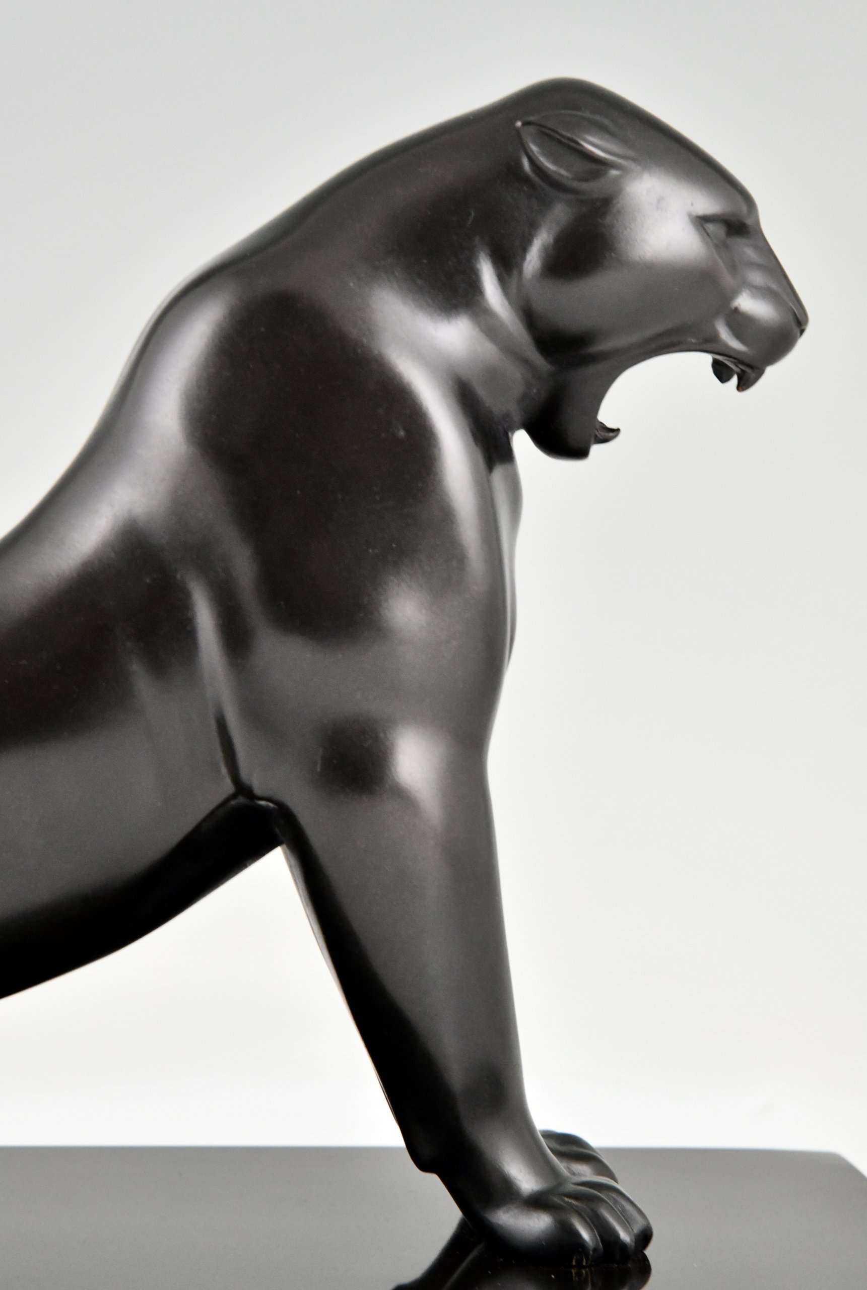 Art Deco bronzen sculptuur van een panter