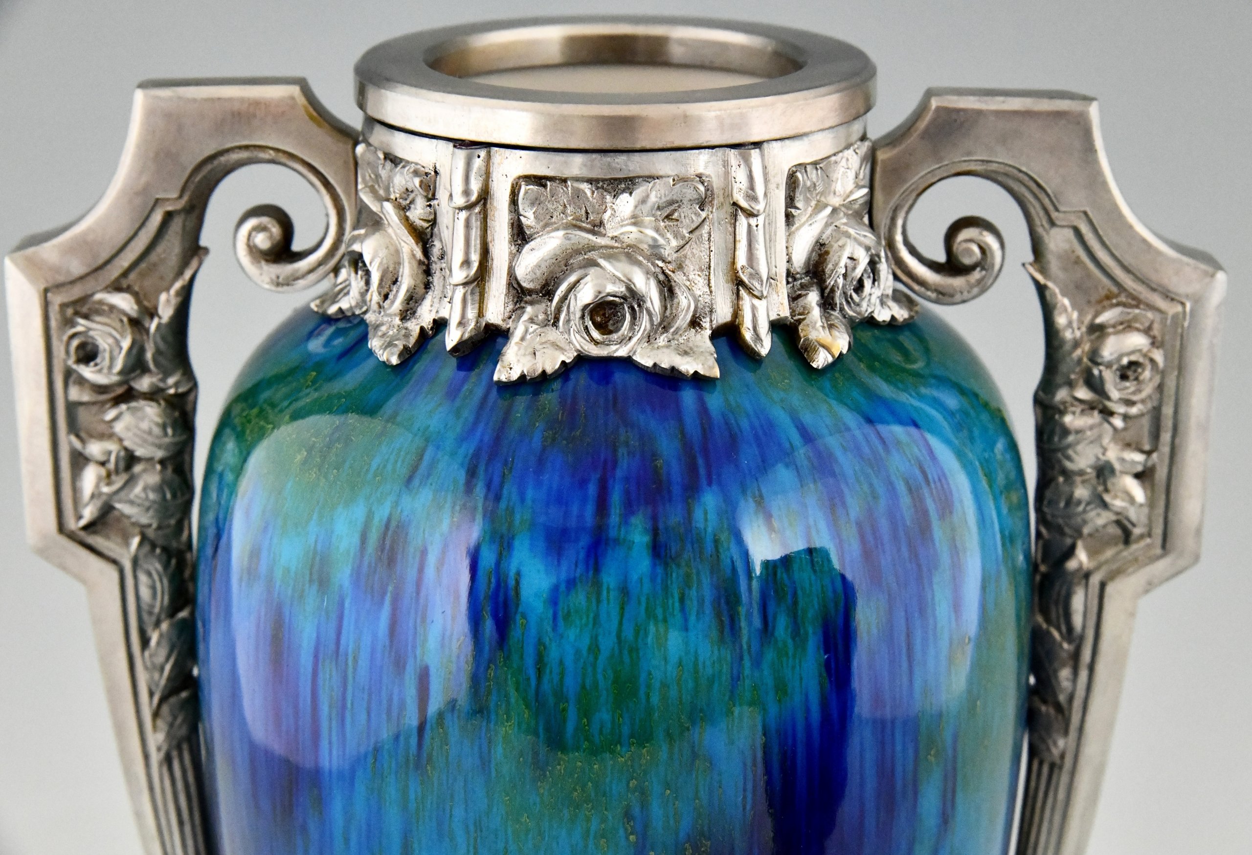 Art Déco vases en céramique bleue et bronze.
