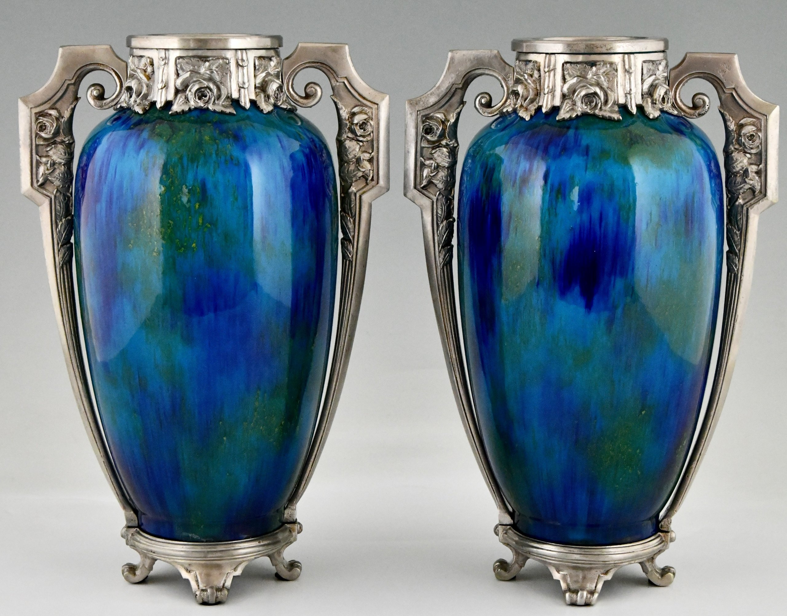 Art Déco vases en céramique bleue et bronze.