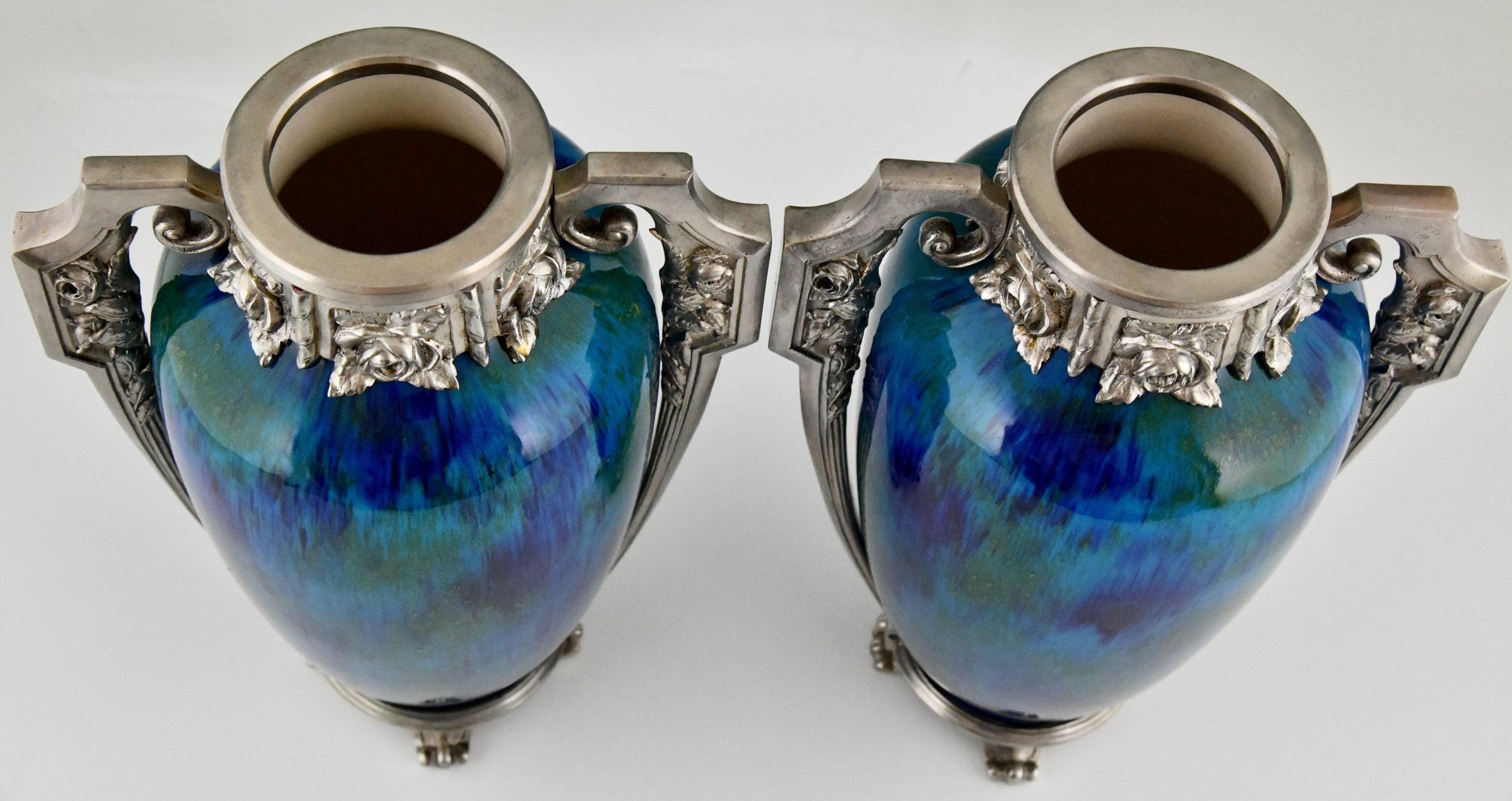 Art Deco Vasen blaue Keramik und Bronze.